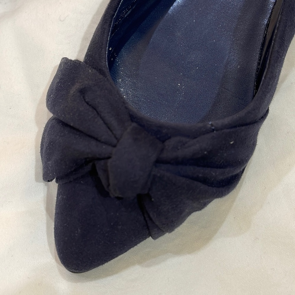 Bandolino raised flats with bow. Size 5, but runs slightly larger.